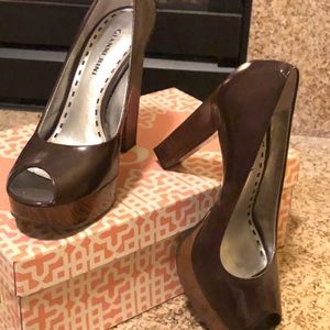 Amazingly cute brown platform heels